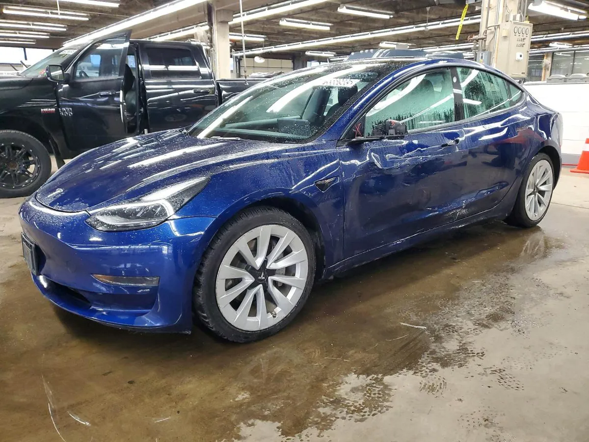 TESLA MODEL 3 - фото 1