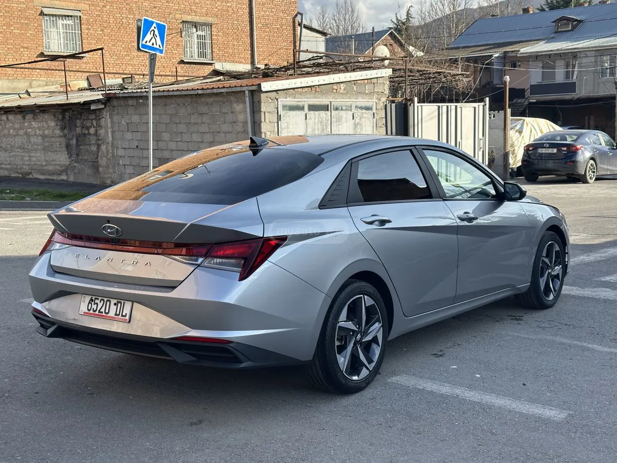 Hyundai Elantra - фото 1