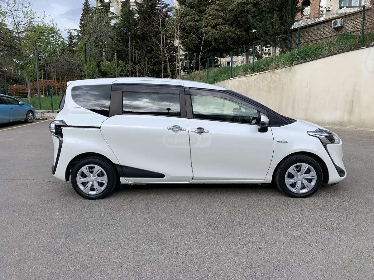 Toyota Sienta - фото 1