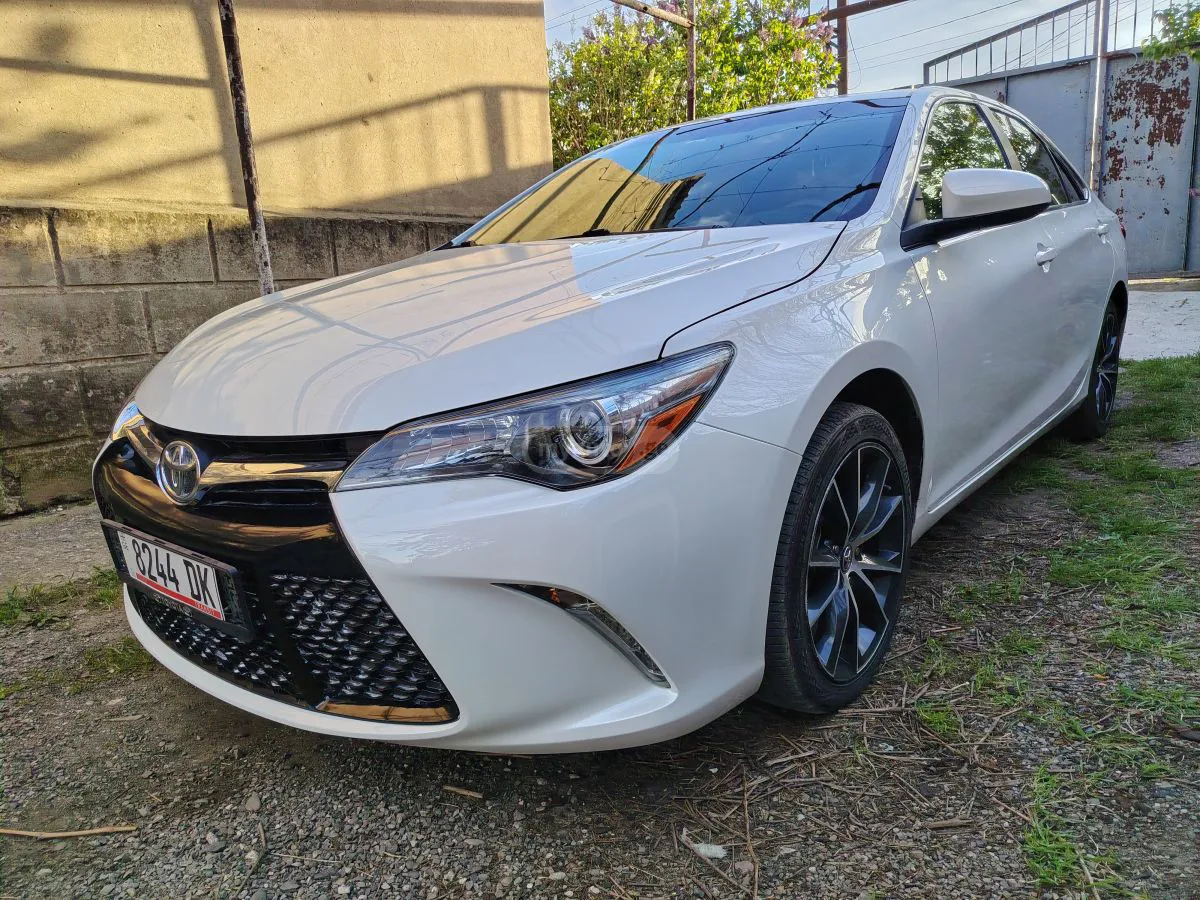 Toyota Camry - фото 1