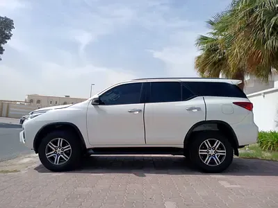 Toyota Fortuner - фото 1