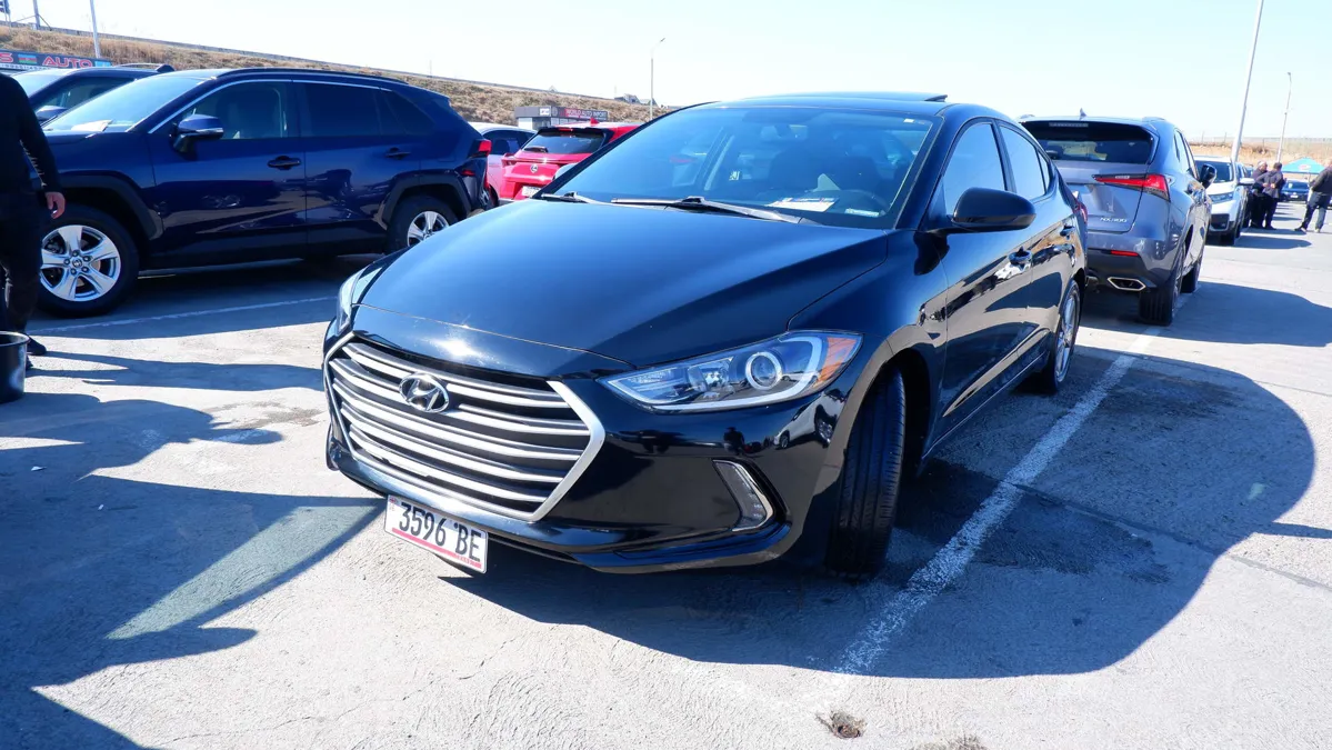 Hyundai Elantra - фото 1