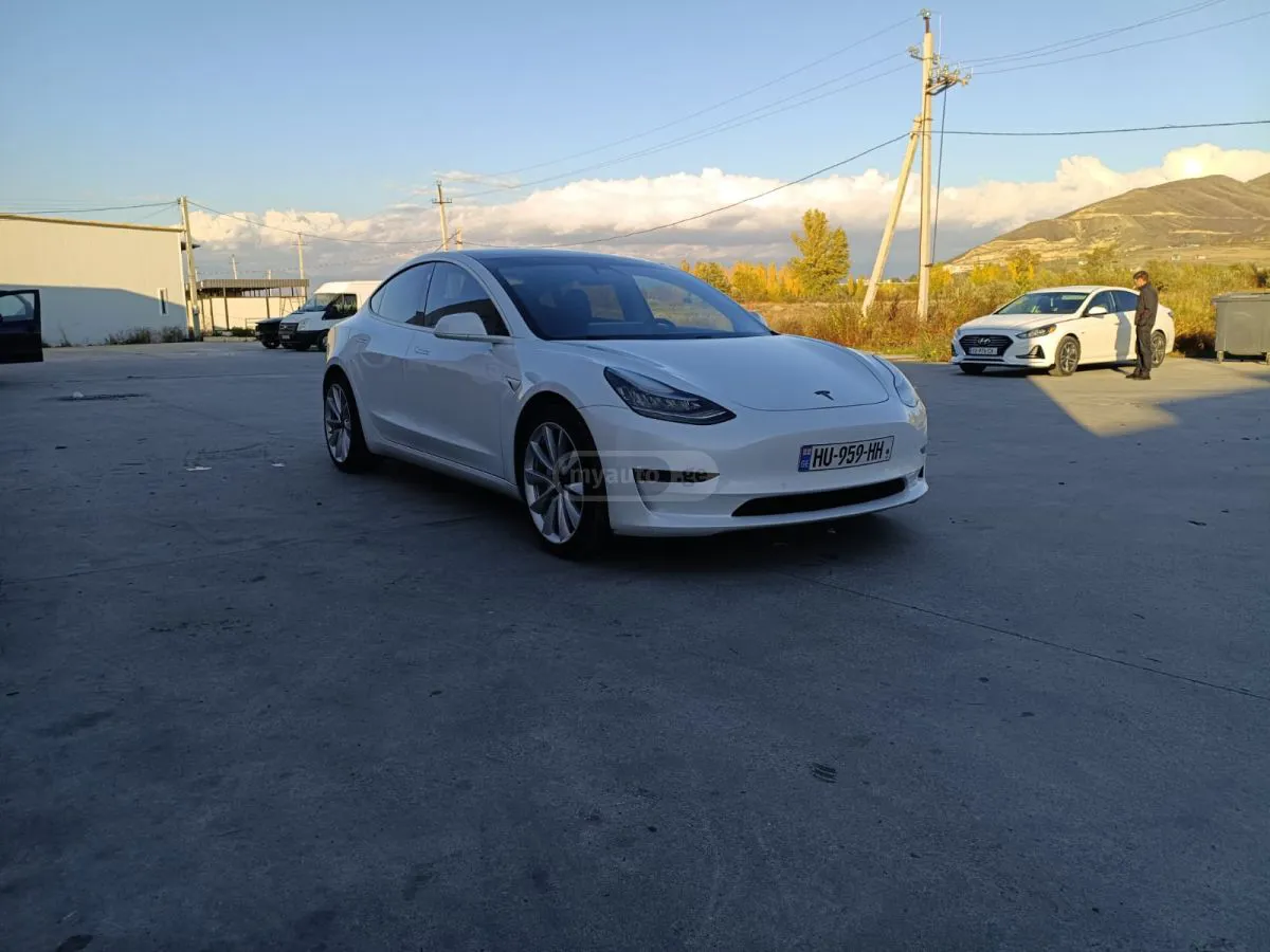 Tesla Model 3 - фото 1