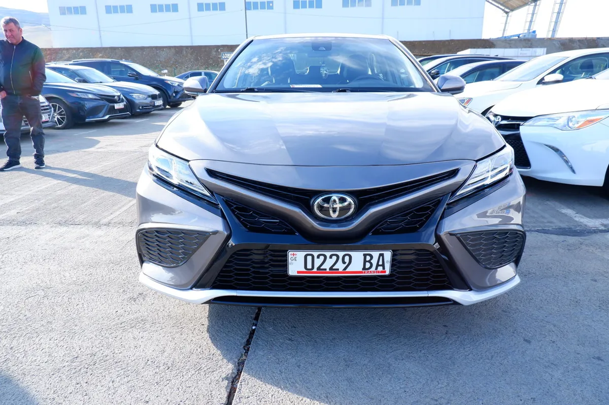 Toyota Camry - фото 1