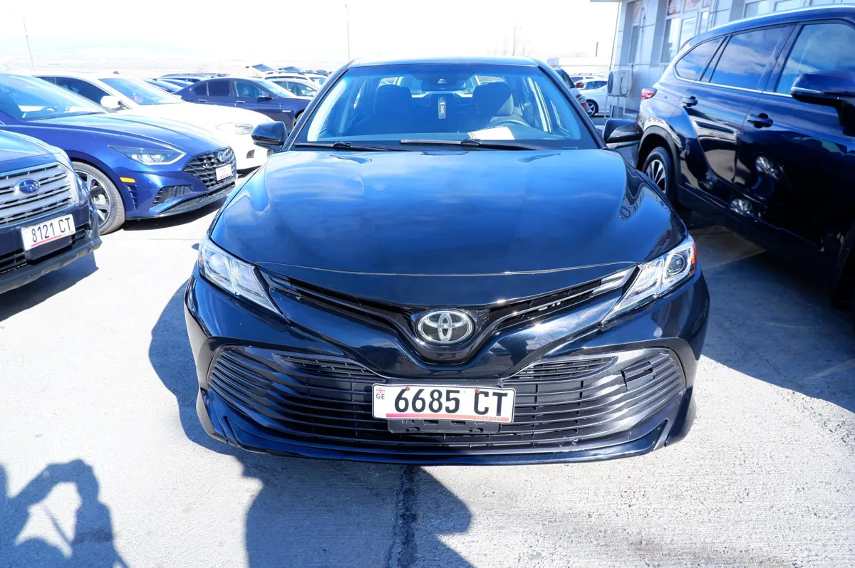 Toyota Camry - фото 1