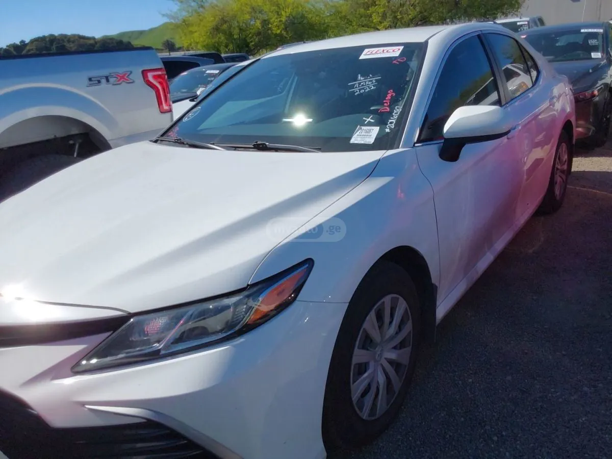 Toyota Camry - фото 1