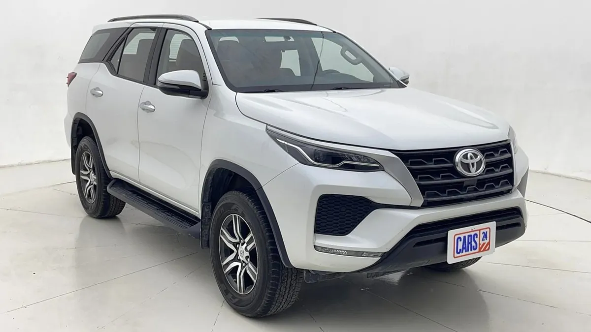 Toyota Fortuner - фото 1