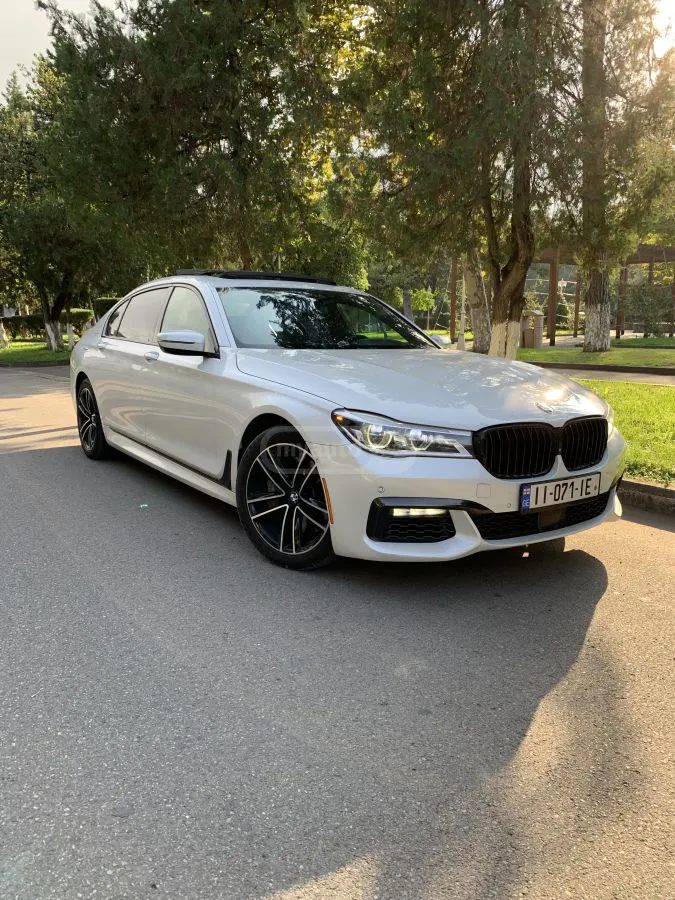 BMW 750 - фото 1