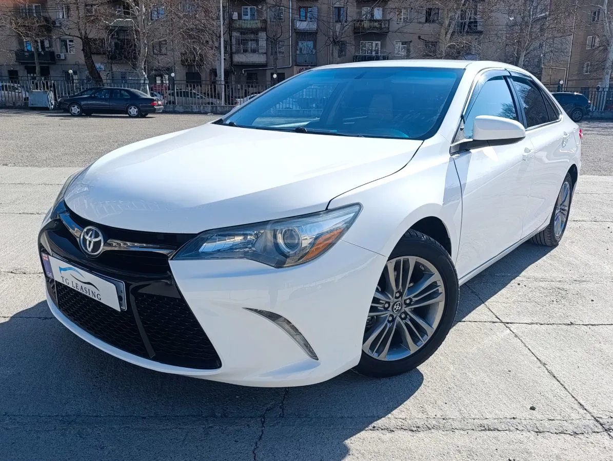 Toyota Camry - фото 1