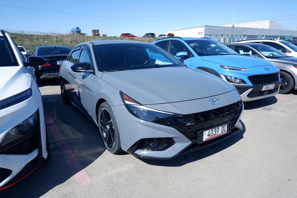 Hyundai Elantra - фото 1