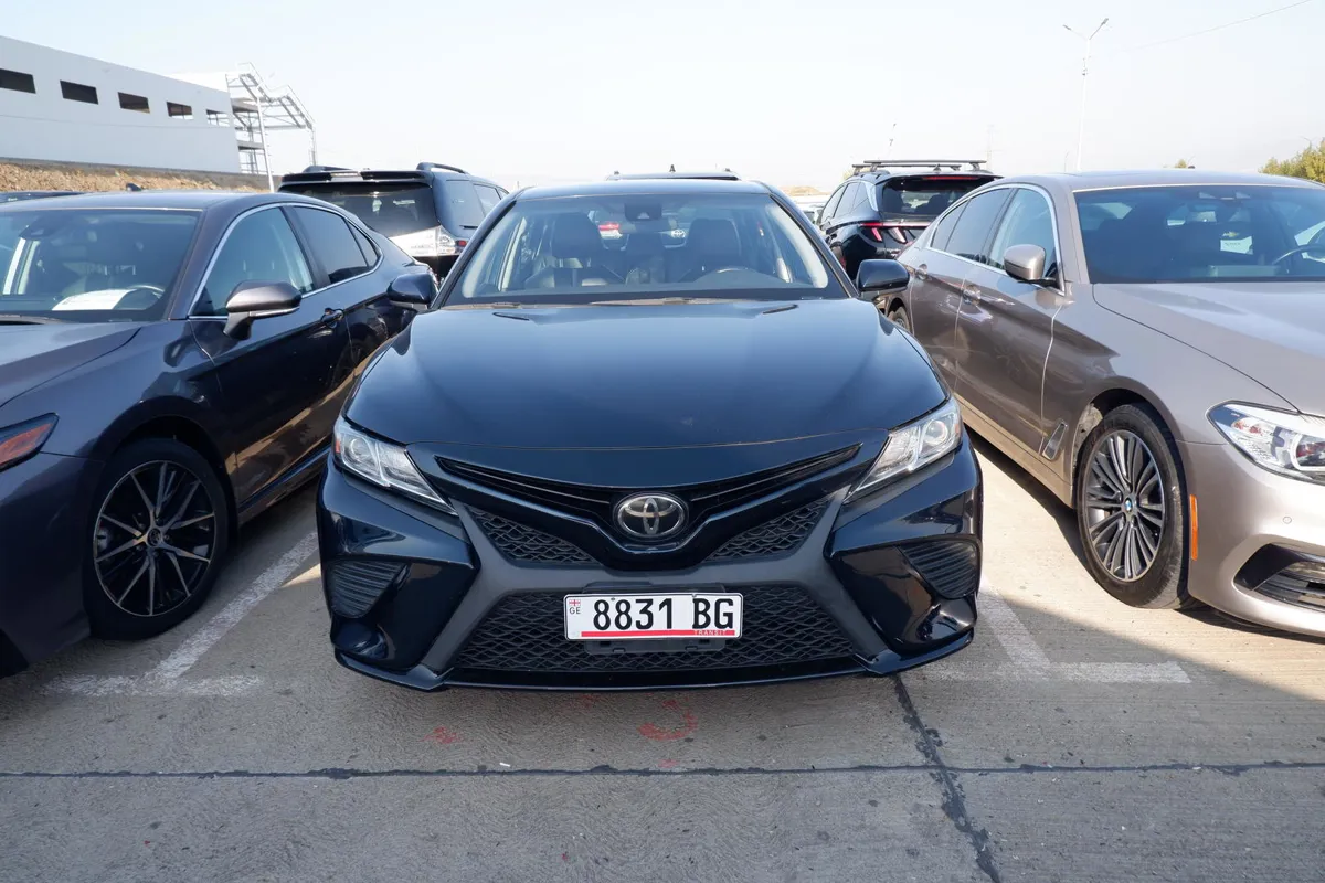 Toyota Camry - фото 1