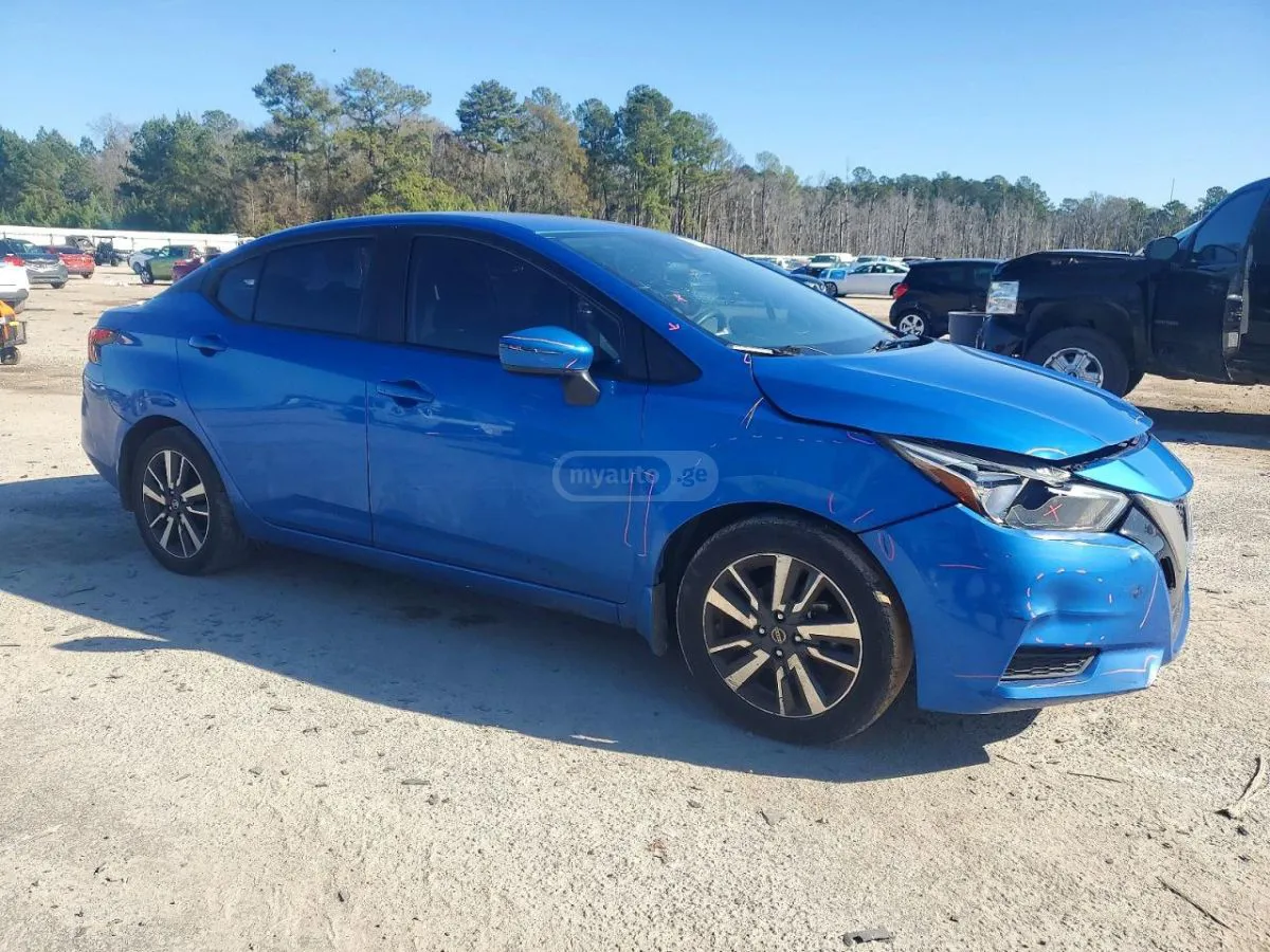 Nissan Versa - фото 1