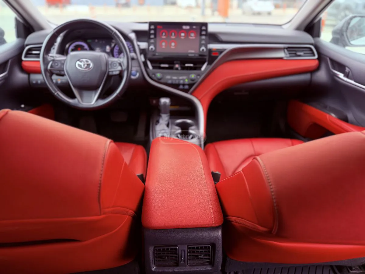 Toyota Camry - фото 1