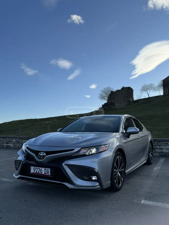Toyota Camry - фото 1