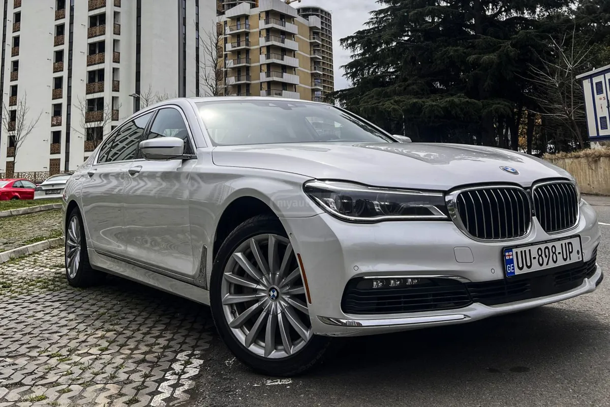 BMW 750 - фото 1