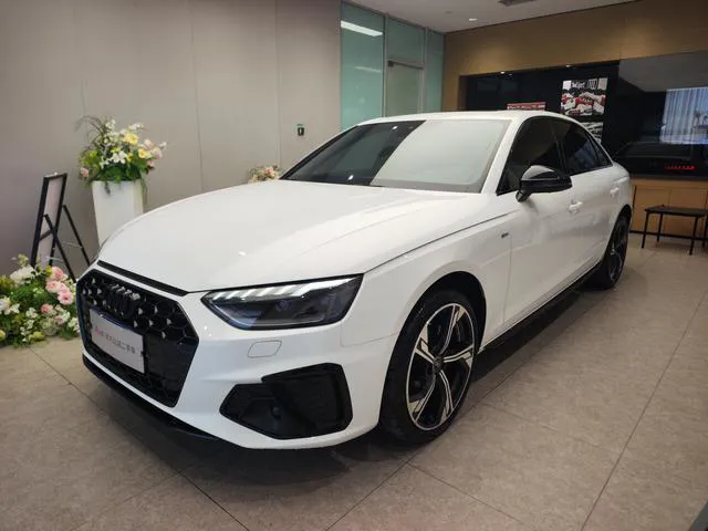 Audi A4L - фото 1