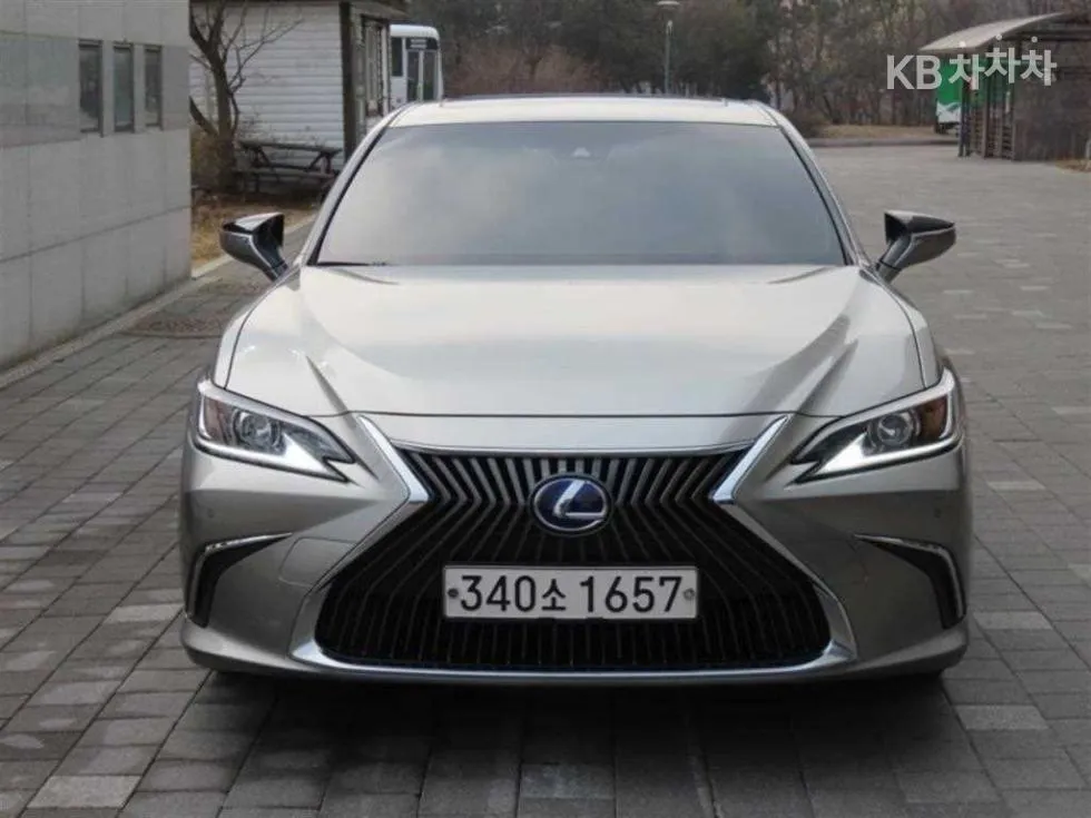 Lexus 뉴 제너레이션 ES 300h Luxury+ - фото 1