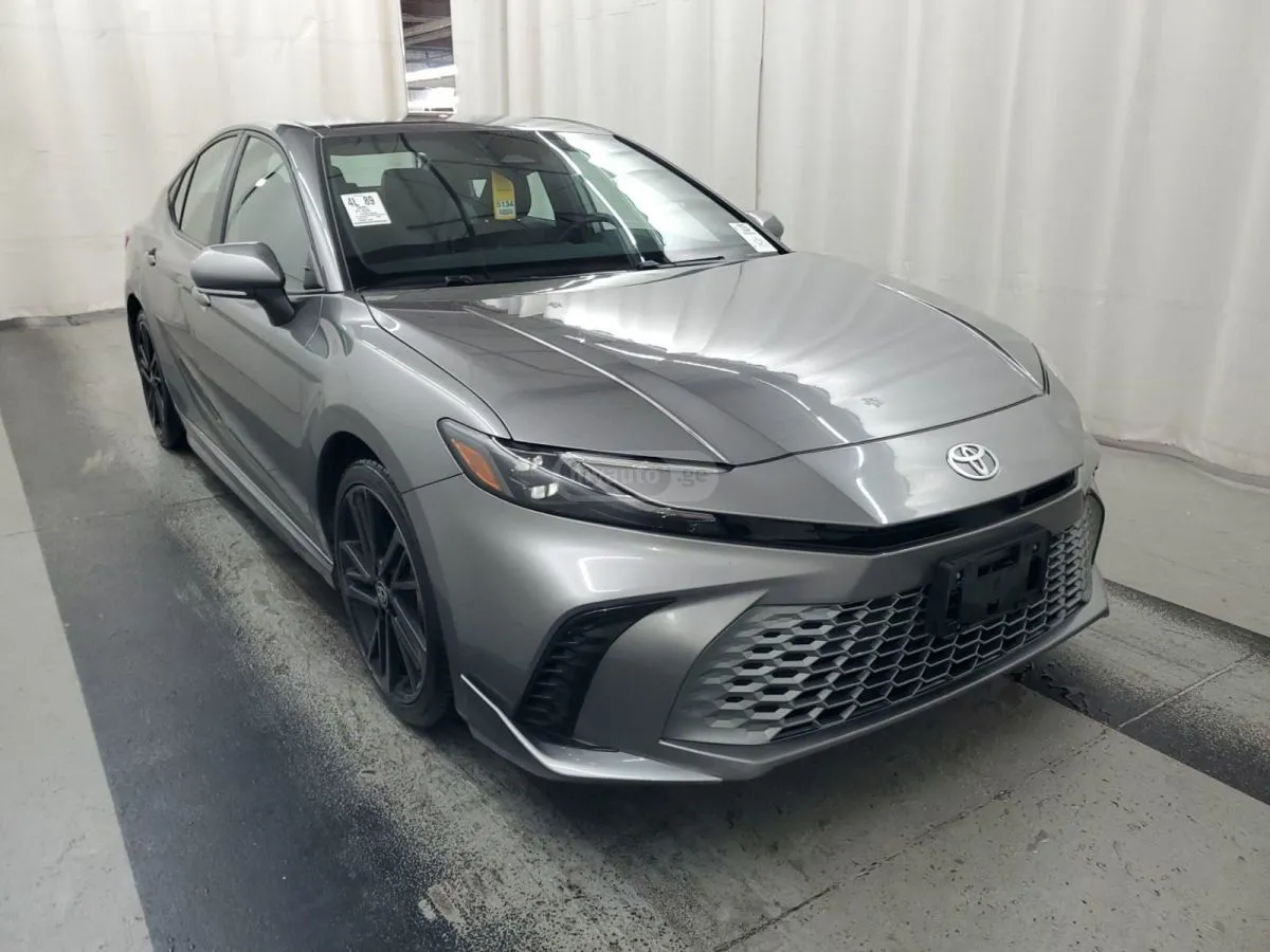 Toyota Camry - фото 1