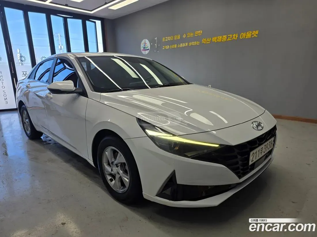 Hyundai Elantra - фото 1