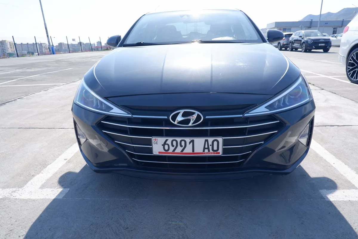 Hyundai Elantra - фото 1