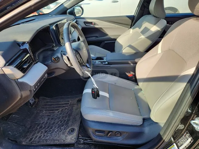 Toyota Camry - фото 1