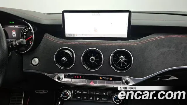 Kia Stinger - фото 1