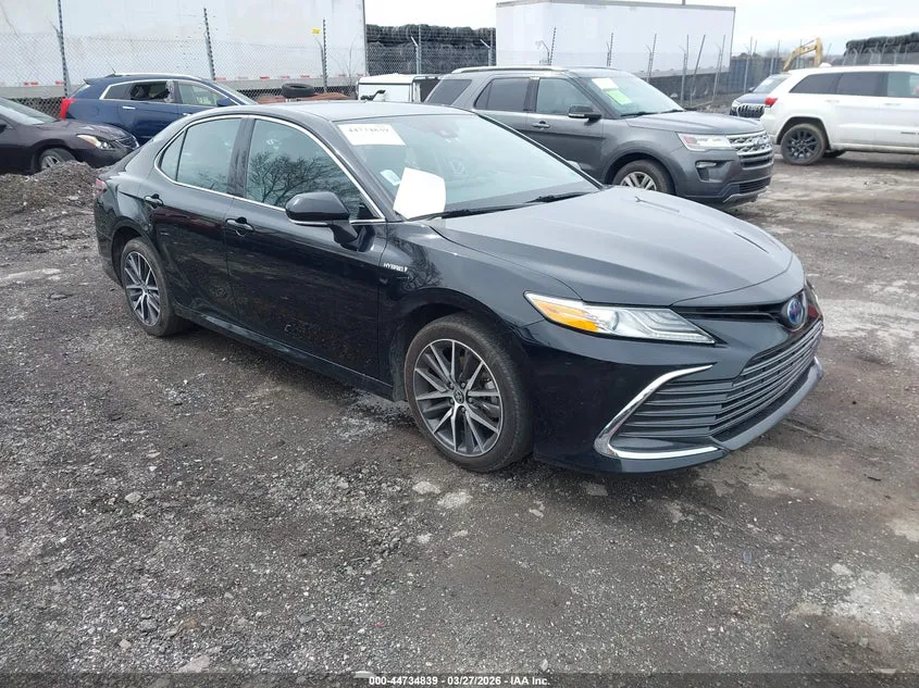 TOYOTA CAMRY XLE HYBRID - фото 1