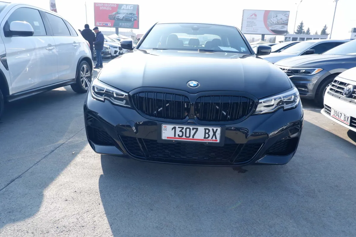BMW 330 - фото 1
