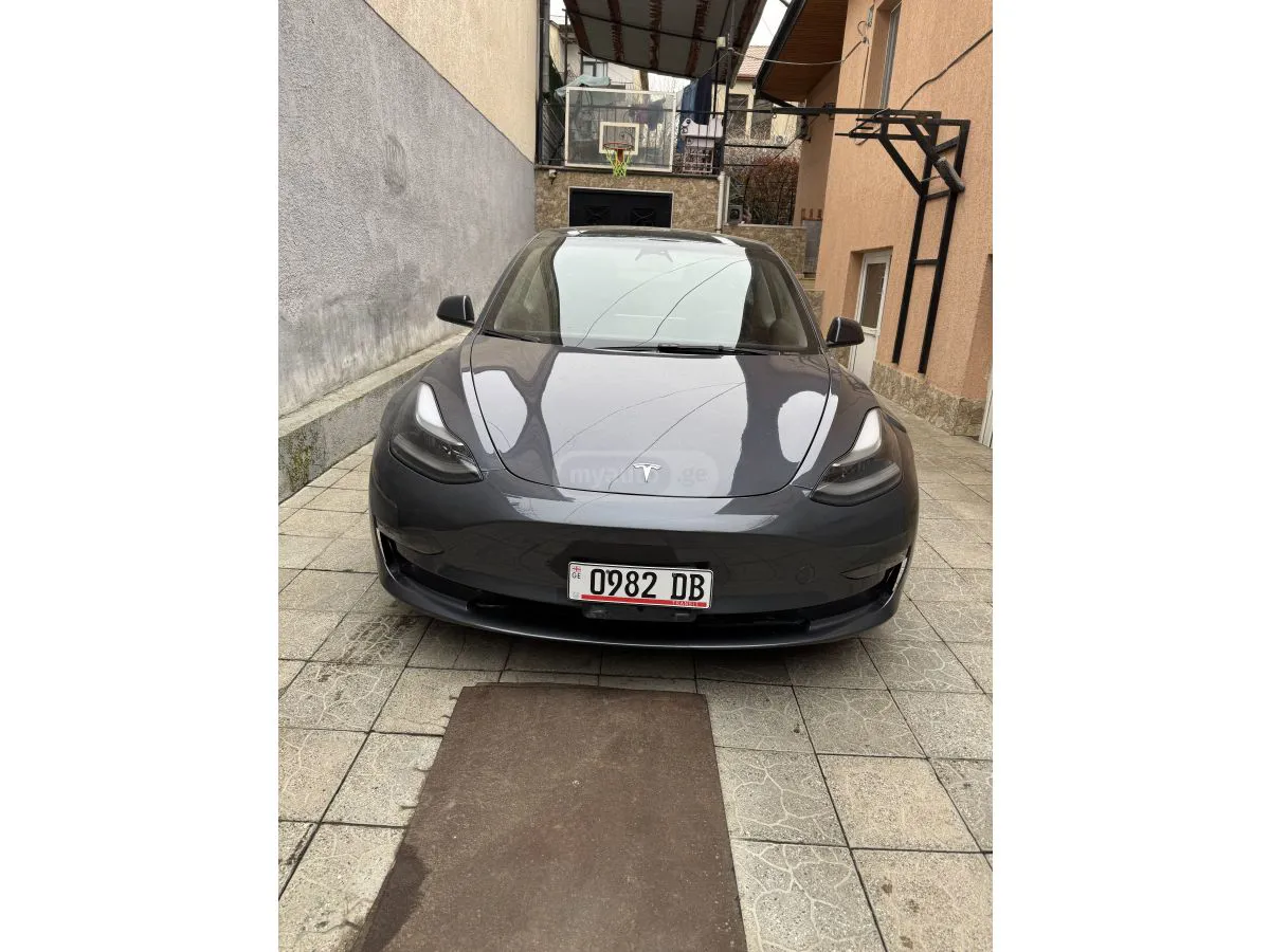 Tesla Model 3 - фото 1