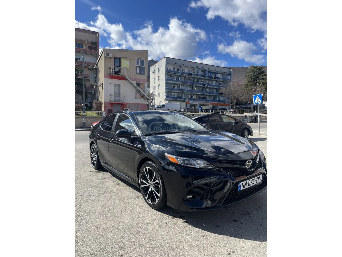 Toyota Camry - фото 1