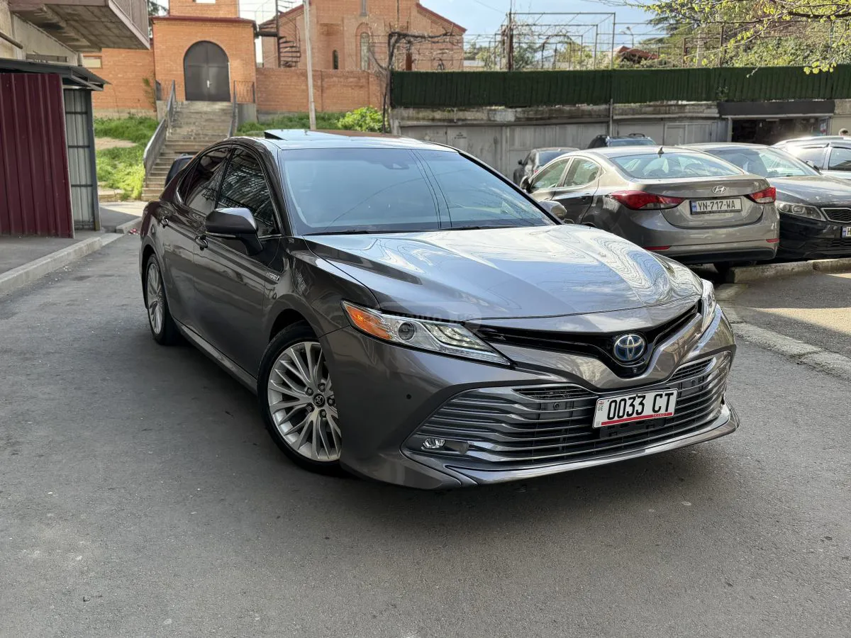 Toyota Camry - фото 1