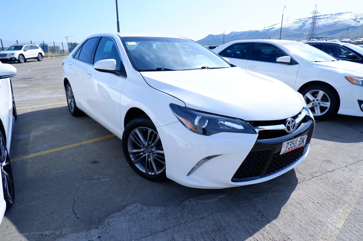 Toyota Camry - фото 1