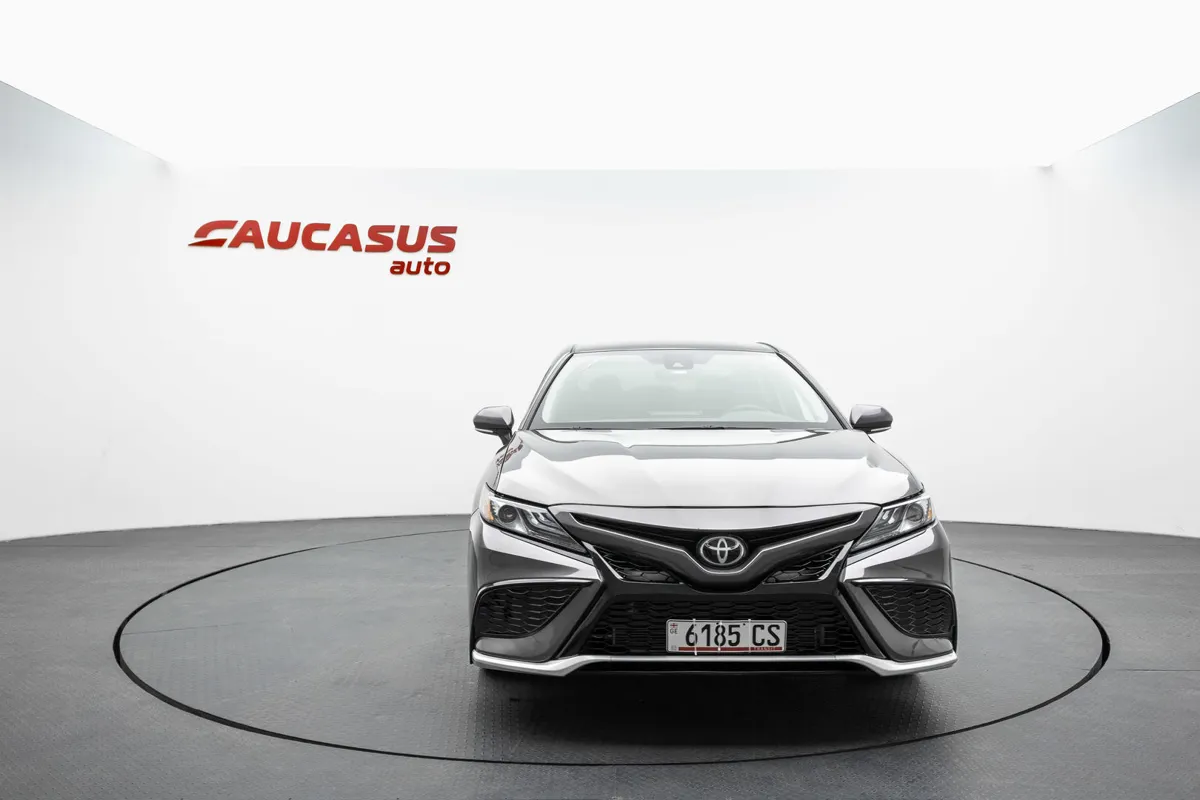 Toyota Camry - фото 1