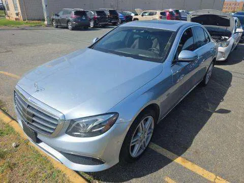 Mercedes-Benz E-Class E 300 Luxury - фото 1