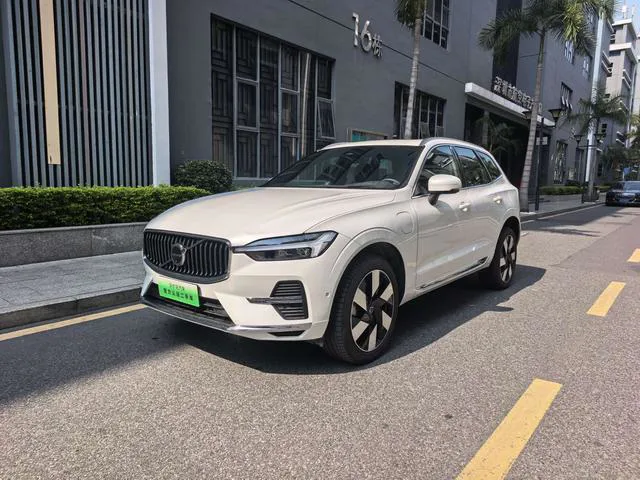 Volvo XC60 PHEV - фото 1