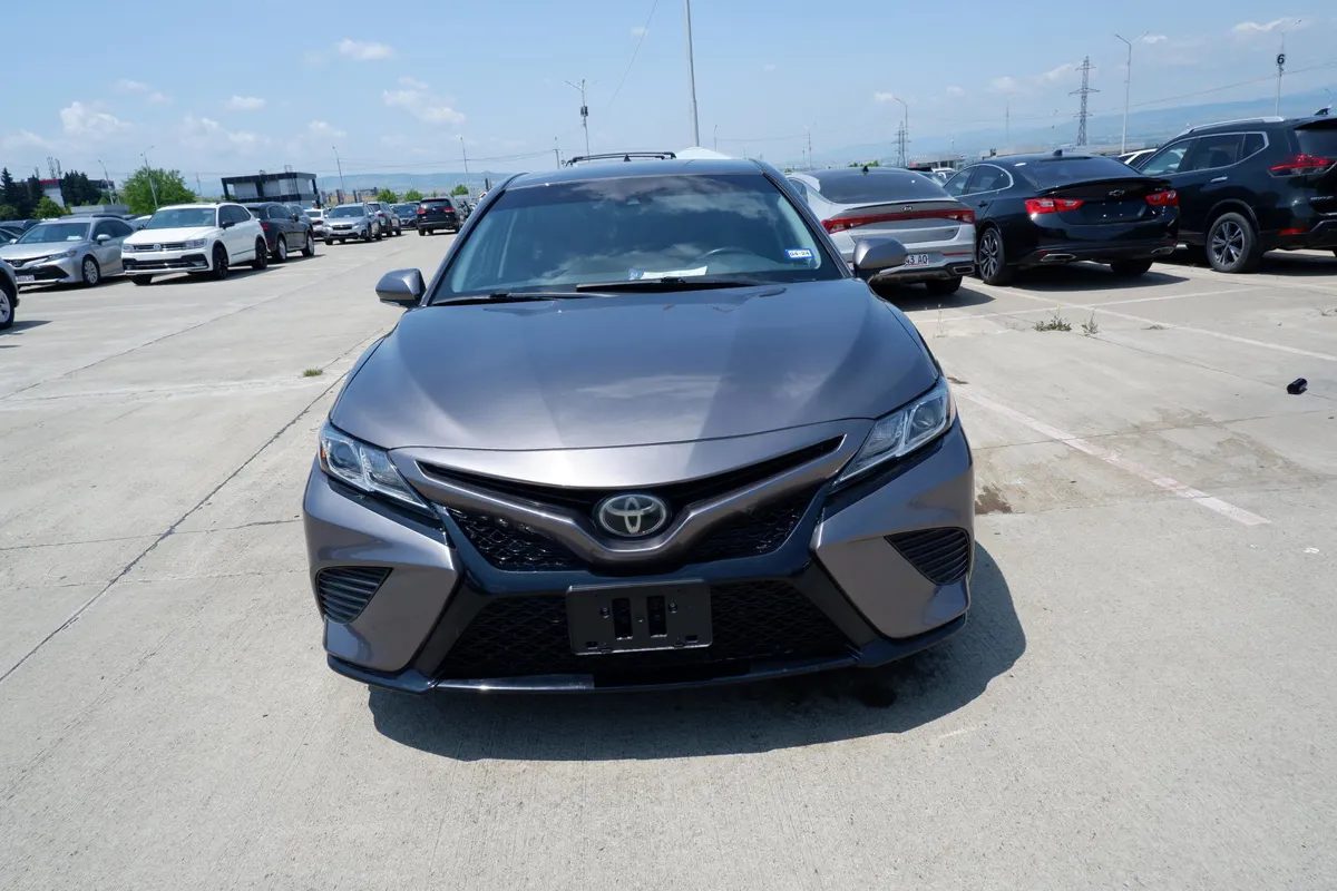 Toyota Camry - фото 1