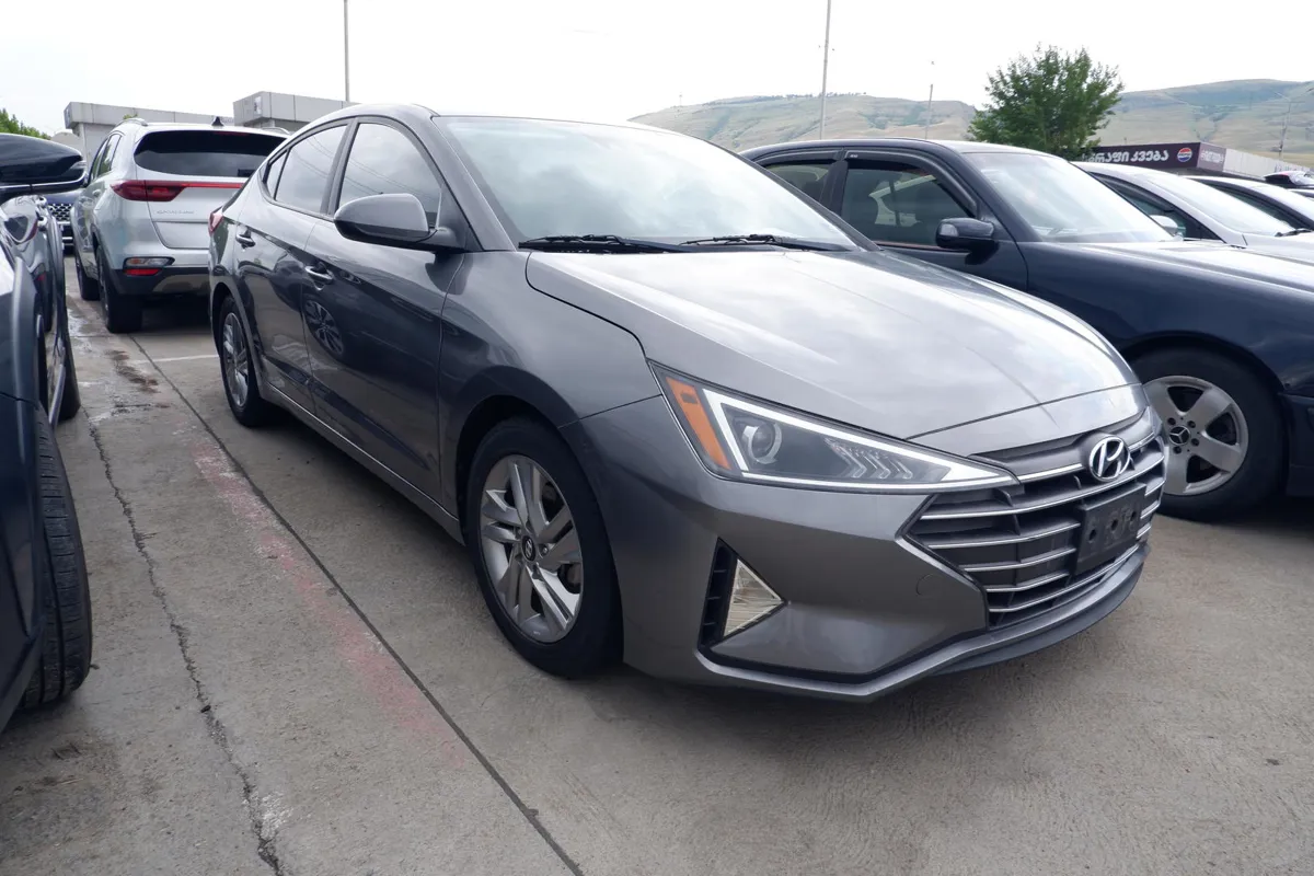 Hyundai Elantra - фото 1