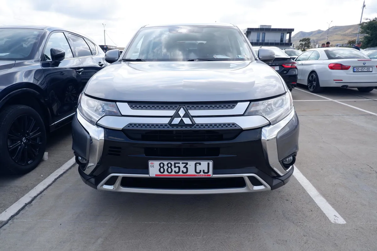 Mitsubishi Outlander - фото 1