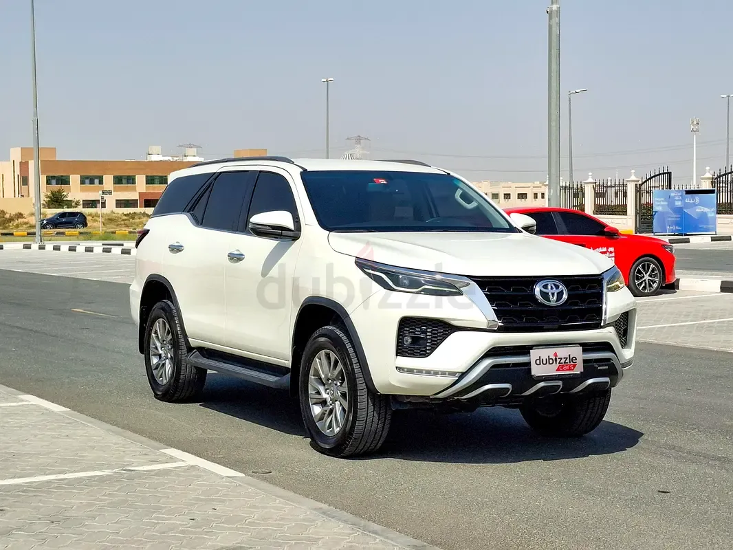 Toyota Fortuner - фото 1