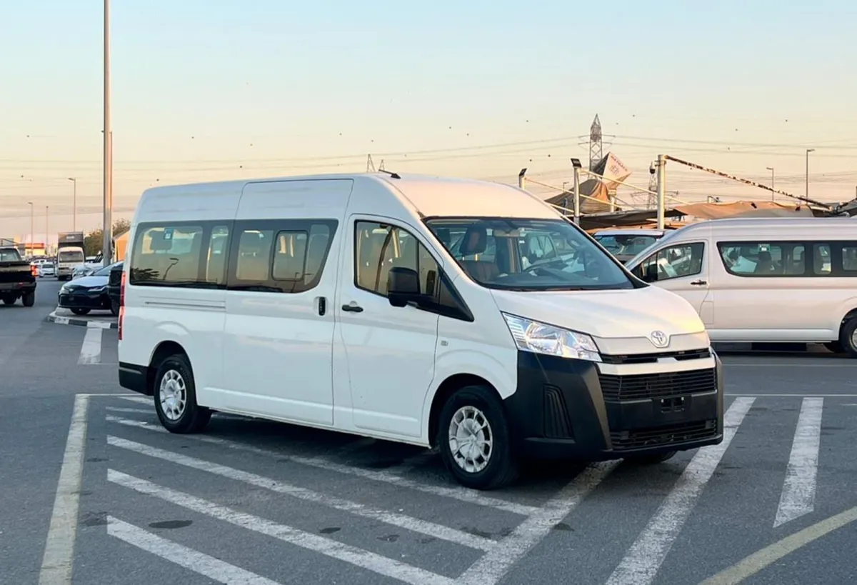 Toyota Hiace - фото 1