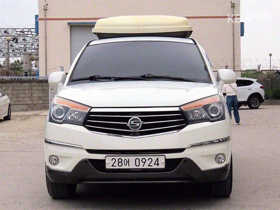 KG Mobility 코란도 투리스모 9인승 2WD 아웃도어 에디션 - фото 1