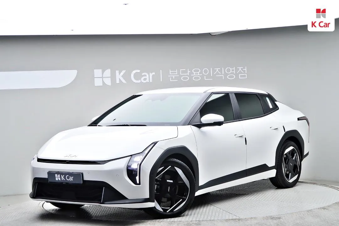 Kia EV4 - фото 1