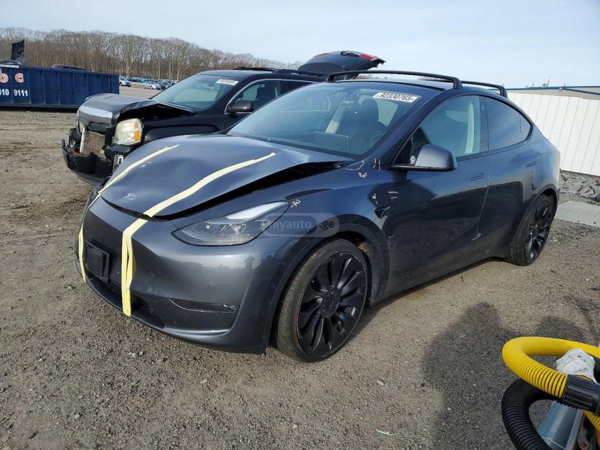 Tesla Model Y - фото 1