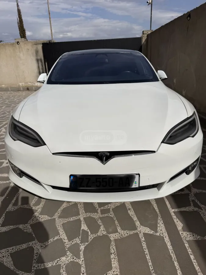 Tesla Model S - фото 1