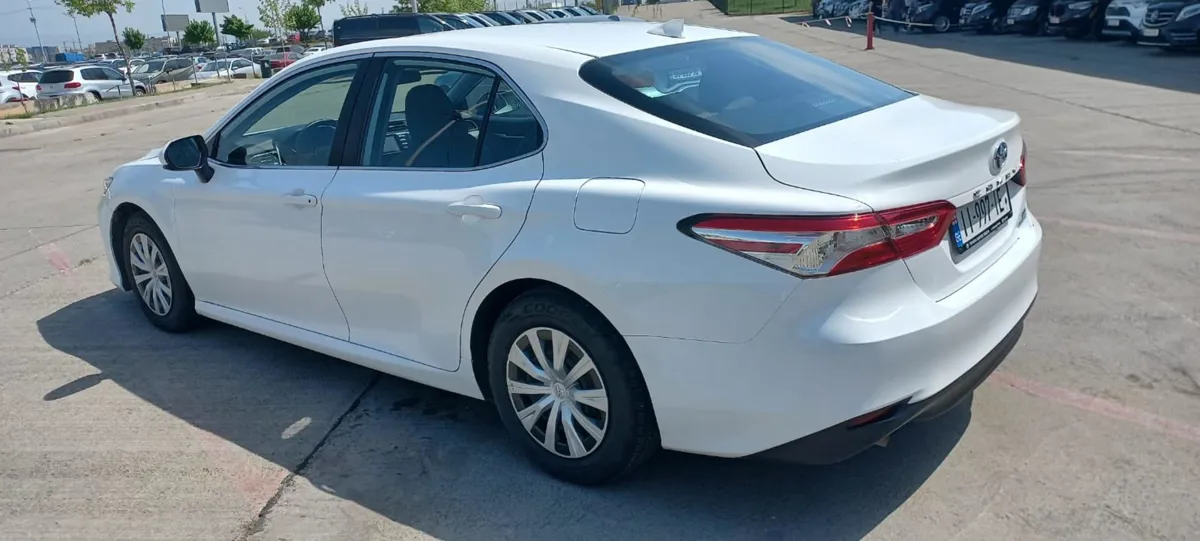 Toyota Camry - фото 1