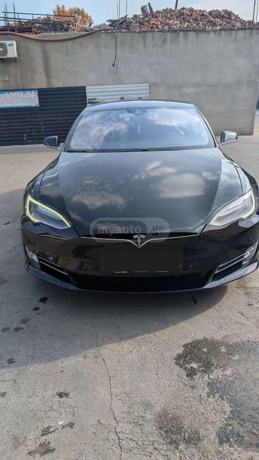 Tesla Model S - фото 1
