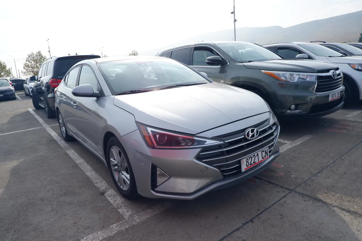 Hyundai Elantra - фото 1