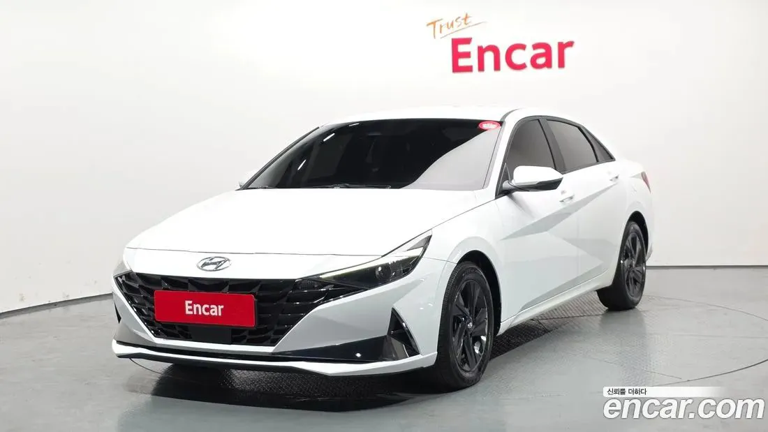 Hyundai Elantra - фото 1