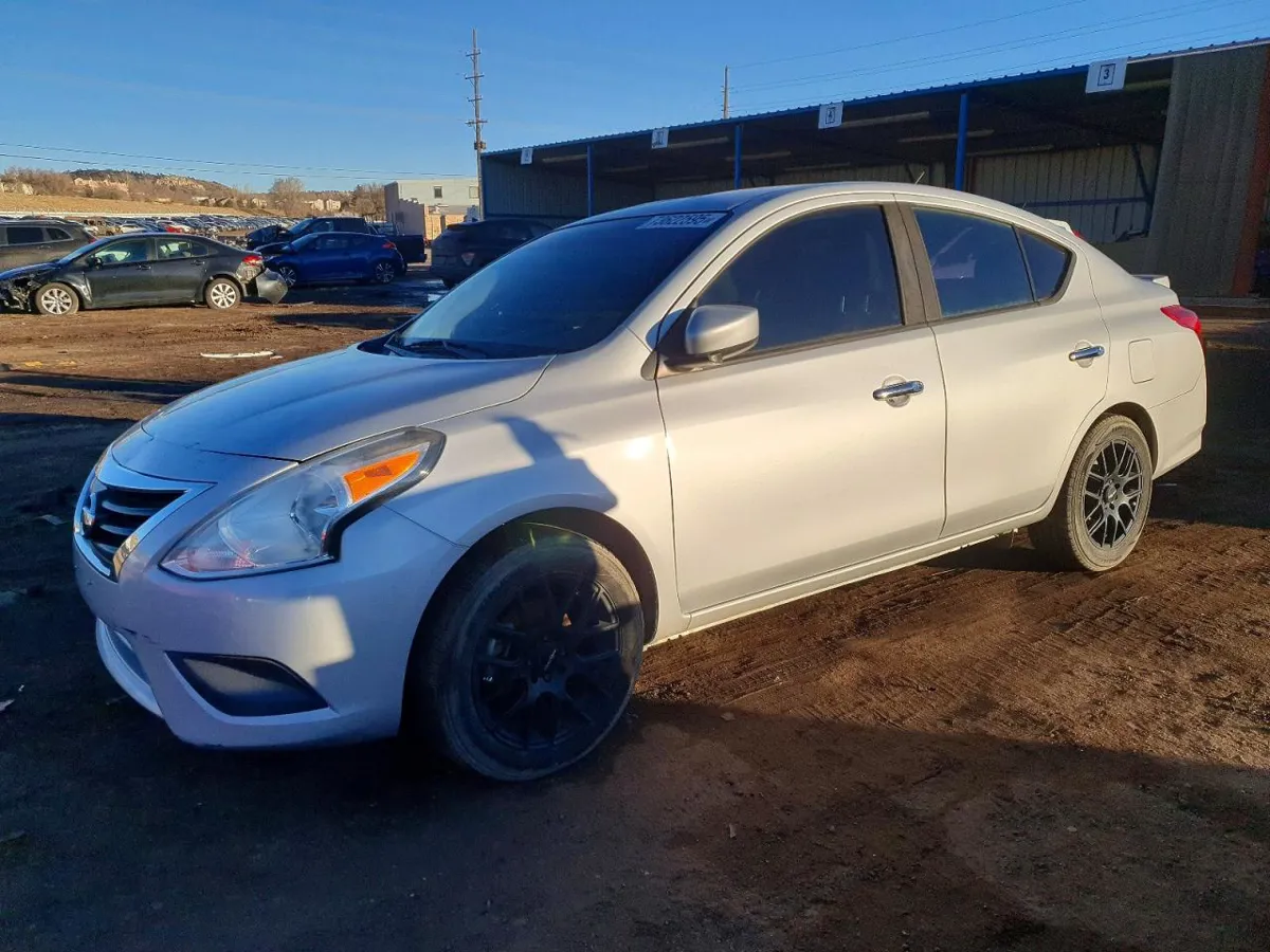 NISSAN VERSA - фото 1