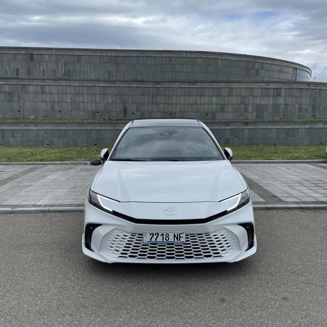 Toyota Camry - фото 1